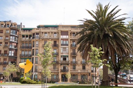 fachada del centro médico estético Jaime Campos en Gros 
          (Donostia-San Sebastián)
